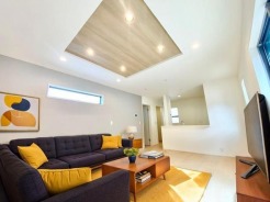 一日の中で多くの時間を過ごすリビング。大きな窓から入り込む日差しなので、室内は明るく心地よい場所になります。