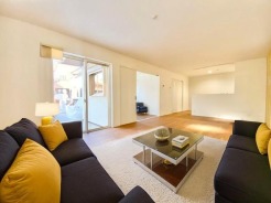 一日の中で多くの時間を過ごすリビング。大きな窓から入り込む日差しなので、室内は明るく心地よい場所になります。