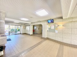 明るい広々としたロビー