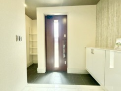 室内玄関にはたっぷり収納できるシューズクローク