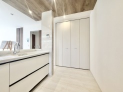 キッチン横には食品や日用品を収納できるパントリー