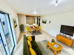 一日の中で多くの時間を過ごすリビング。大きな窓から入り込む日差しなので、室内は明るく心地よい場所になります。