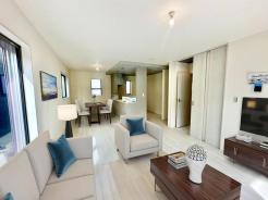 採光良好なリビングは、ご家族が集まる憩いの場。居心地が良くご家族の会話も楽しめます.。