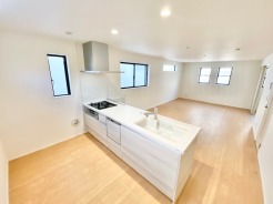 使い勝手のよいカウンターキッチンです。家事をしながらお子様の様子も見れるので安心です。