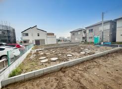 近くにはスーパーやドラッグストアなど生活に便利な環境♪教育施設も近く子育てにもぴったりな住環境となっております！
