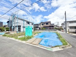 ２区画。100.01㎡の建築条件無し土地です。
