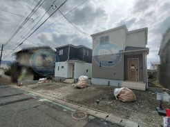 【全体写真】（2025年3月上旬に撮影）
左から2号棟◇右が1号棟
2025年3月中旬に完成予定☆