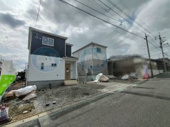 【全体写真】（2025年3月上旬に撮影）
左から2号棟◇右が1号棟
2025年3月中旬に完成予定☆
ご質問等ございましたら、お気軽にお問い合わせください(^^)/