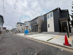 【全体写真】（2025年5月中旬に撮影）
左がB号棟◇右がA号棟
2025年5月下旬に外構まで完成予定☆