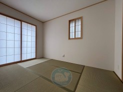 【和室5帖】
昔ながらの和のディテールが、今の暮らしに自然にフィット♪
来客時も、家族のくつろぎタイムにも大活躍！