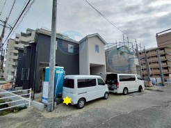 【全体写真】（2025年11月上旬に撮影）
左が2号棟◇右が4号棟。
一歩一歩が、家族の未来へとつながる大切な瞬間。
ただいま夢を建築中。わくわくが日々、積み上がっています！
ご質問等お気軽にお問い合わせください(^^)/