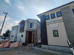 【全体写真】（2025年11月中旬に撮影）
左から1～3号棟の順に並んでいます♪
こだわりが息づく空間美。暮らすほどに心惹かれる一邸。
2025年12月中旬に外構まで完成予定☆