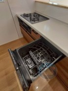 主婦の強い味方「食器洗い乾燥機」
ボタンひとつで簡単洗浄！
洗い物はおまかせして、今日はちょっとひと休み♪