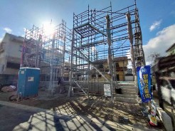 【全体写真】（2025年12月上旬に撮影）
左が2号棟。
「目に見えない安心を、しっかりと。」
強固な基礎が、これからの暮らしを力強く支えます。
2026年1月下旬に完成予定☆