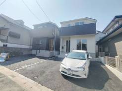 【全体写真】（2025年12月上旬に撮影）
左が2号棟◇右が1号棟。
「住まいの土台づくり、着々と。」
基礎が整うたびに、家族の未来が少しずつ形になっていきます。
2026年3月上旬に完成予定☆