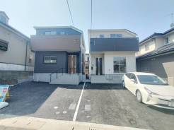 【全体写真】
左が2号棟◇右が1号棟。
「目に見えない安心を、しっかりと。」
強固な基礎が、これからの暮らしを力強く支えます。
2026年3月上旬に完成☆