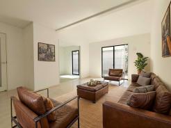 大きな窓辺から差し込む暖かい日差しは、自然と家族が集まる心地よい場所になります。