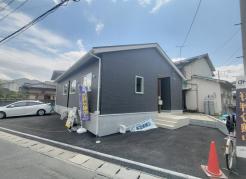 平屋建てのおうちです。駐車場は４台分を確保。広々とお使いいただけます。