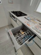 主婦の強い味方「食器洗い乾燥機」
ボタンひとつで簡単洗浄！
洗い物はおまかせして、今日はちょっとひと休み♪