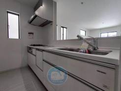 心躍るキッチンスペース☆
3口コンロ＋食洗機付きで時短家事◎
毎日のご飯作りが、ちょっとした特別なひとときに♪
「いつでも頼れる、おうちの中の小さな倉庫」隣にパントリー収納あり。