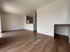 【2号棟】
窓からキッチンや壁までの距離が近いので、お部屋全体に光が入りやすく開放感がある空間です◎
境界線を感じることなく、リビングからダイニングへ一体感を演出！