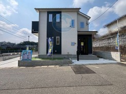 【2号棟】
日当たりを確保しやすい人気の角地！
耐震等級3取得の安心な住まい◎
ご質問等ございましたら、お気軽にお問い合わせください(^^)/