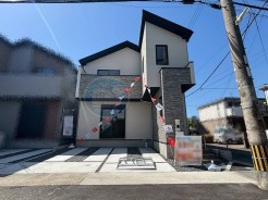 【2号棟】
スタイリッシュなデザインで魅了するお家☆
平日もご見学可能です◎
ご質問等ございましたら、お気軽にお問い合わせください(^^)/
