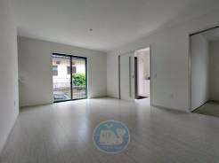 何気ない日常が、特別な時間に変わる場所。
まだ何もないこのリビングに、笑い声やぬくもりが溢れていく。
はじめの一歩を踏み出す、かけがえのないステージ。