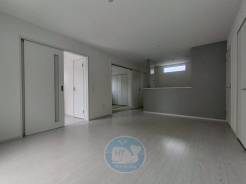 ～リビングに広がる家族のストーリー～
笑顔と安らぎに包まれた、ほっこりとした場所。
白の静けさが、暮らしに上質な余白をもたらします。