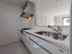 お料理が捗る3口コンロ＋食洗機付きで時短家事☆
奥の物も取り出しやすいスライド収納◎
保存がきく食品&調味料は床下収納へ♪