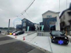 【全体写真】
最終1棟！右が4号棟。
住む人の感性に寄り添い、細やかな工夫が光る上質な住まい。
映画館併設のイオンモール福岡まで車で5分☆
ご質問等ございましたら、お気軽にお問い合わせください♪