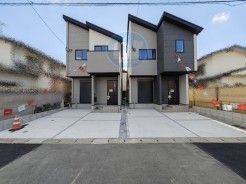 【全体写真】
左が2号棟◇右が1号棟☆
こだわりが息づく空間美。暮らすほどに味わいが増す一邸。
平日もご見学可能です◎
ご質問等ございましたら、お気軽にお問い合わせください(^^)/