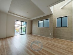 【1号棟】
折り上げ天井と木目が奏でるラグジュアリーデザイン。
洗練された風合いが、リビングに深みある表情をもたらします。
時を重ねるたびに、愛おしさが深まるリビング。