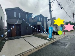 【1号棟】
ついに完成しました！シックな外観で、年月を重ねていくなかで長く楽しめる色合いも魅力です。