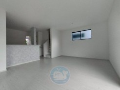 【1号棟】
シンプルかつスタイリッシュで洗練された17帖の広々としたリビング。
家族の団らんや友人との集まりに最適な空間です。