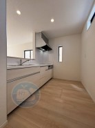 「いつものごはんに、ちょっとしたワクワクを。」
会話が弾むカウンターキッチン♪
キッチン越しの微笑みが、今日のごはんのスパイスに☆
オール電化の安心設計で、お子さまのお手伝いデビューにもぴったり◎