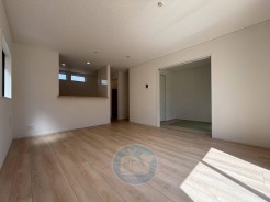 【2号棟】
～リビングに紡がれる家族のストーリー～
「笑顔と安らぎに包まれた心温まる場所」
暮らしの中で感じる、柔らかな光とクリーム色の調和♪