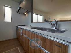 食洗機が家事を軽やかに支え、毎日に小さな余裕を。
自然体の中に気品を感じる、家族が集うあたたかな団らんの場です。