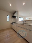 「いつものごはんに、ちょっとしたわくわくを。」
会話が弾むカウンターキッチン♪
キッチン越しの笑顔が、今日のごはんのスパイスに☆