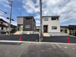 【全体写真】
左が2号棟◇右が1号棟
待ち望んだ我が家の舞台、ついに完成。
ここから心はずむ日々のスタートです。