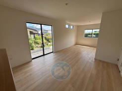 【1号棟】
～リビングに紡がれる家族のストーリー～
「笑顔と安らぎに包まれたほっこりとした場所」
約20帖の開放感！ここが、わが家の特等席☆