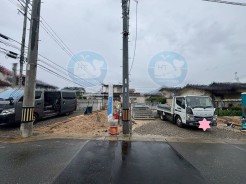 【全体写真】（2025年6月下旬に撮影）
左が2号棟◇右が1号棟2025年8月下旬に完成予定☆
