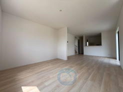 【1号棟】
～リビングに紡がれる家族の物語～
「笑顔と安らぎに満ちた、ほっこりとした場所」
やさしい色合いに癒されるリビング！毎日が、ほっとする心地よさ。