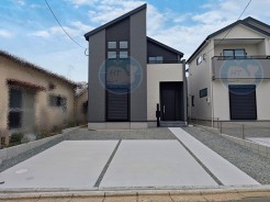 【1号棟】
最終1棟！眺めるたびに惚れ直す、堂々たる佇まい。一つひとつの工程に、確かな安心を込めています。
平日もご見学可能です◎
ご質問等お気軽にお問い合わせください(^^)/