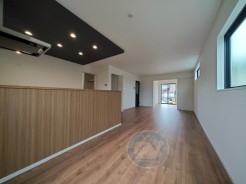 【1号棟】
何気ない日々が、家族の特別な時間に変わる場所。
まだ何もないこのリビングに、笑い声やぬくもりが溢れていく。
はじめの一歩を踏み出す、特別なステージ。