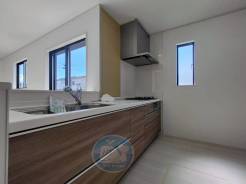 「いつものごはんに、ちょっとしたわくわくを」会話が弾むカウンターキッチン♪
キッチン越しの微笑みが、今日のごはんのスパイスに☆