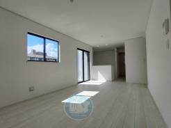 【D号棟】
～リビングに広がる家族のストーリー～
「笑顔と安らぎに包まれた、ほっこりと心が和む場所。」
シンプルで落ち着いた美しさが、空間にそっと寄り添います。
白の静けさが、上質な余白を演出します。