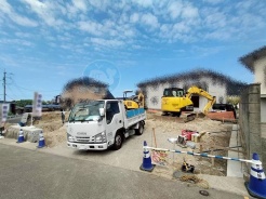 【全体写真】（2025年9月下旬に撮影）
「目に見えない安心を、しっかりと。」
強固な基礎が、これからの暮らしを力強く支えます。
2026年1月に完成予定◇