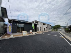 【全体写真】
一番左が4号棟◇最終1棟となりました～
待ち望んだ我が家の舞台、ついに完成。
ここから、家族の毎日を彩る素敵な日常が始まります。