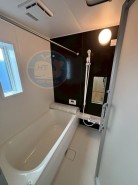 広々1坪以上の浴槽で読書や音楽を聞きながら至福のバスタイム♪
浴室乾燥機があれば雨の日のお洗濯もOK！
絶妙な湯加減のお風呂に、じんわり癒される追焚機能付き☆